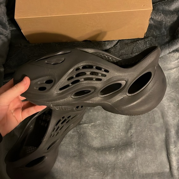 Easy foam runners from GOAT size 7 in men’s lightly worn onyx - Picture 9 of 12